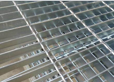 鍍鋅格柵板在使用中主要具備哪些優(yōu)點(diǎn)